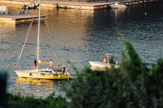scopri la bellezza della navigazione con i nostri consigli e avventure in mare. dalla vela alle destinazioni da sogno, vivi l'emozione di solcare le onde e di esplorare nuovi orizzonti.