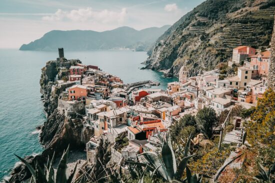 scopri l'italia, un paese ricco di storia, cultura e bellezze naturali. dalle meraviglie artistiche di roma ai paesaggi mozzafiato delle cinque terre, l'italia offre esperienze indimenticabili per ogni viaggiatore.