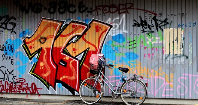 scopri l'affascinante mondo dello street art, dove i murales colorati e le opere artistiche di strada trasformano le città in gallerie a cielo aperto. esplora il talento degli artisti e il messaggio dietro ogni opera.