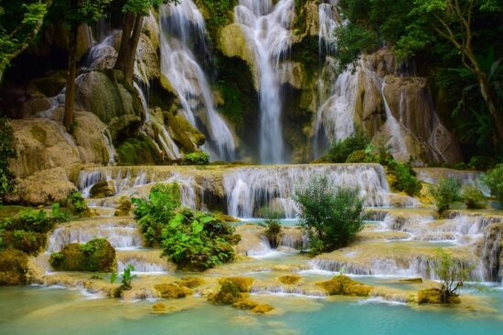 scopri le meravigliose cascate d'italia: un viaggio tra natura, bellezze mozzafiato e avventure all'aria aperta. esplora luoghi incantevoli e goditi il suono rilassante dell'acqua che scorre.