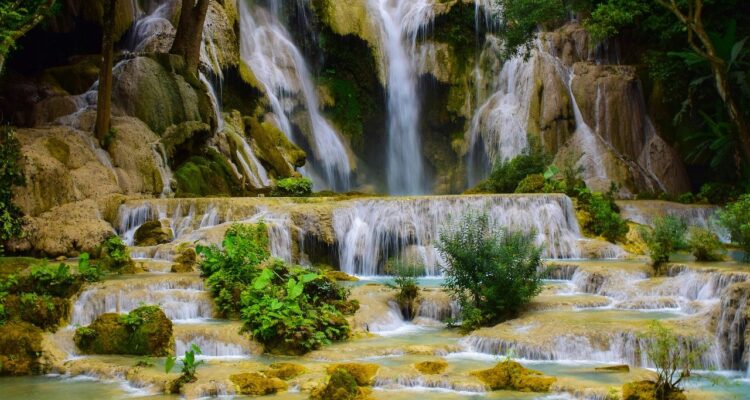 scopri le meravigliose cascate d'italia: un viaggio tra natura, bellezze mozzafiato e avventure all'aria aperta. esplora luoghi incantevoli e goditi il suono rilassante dell'acqua che scorre.