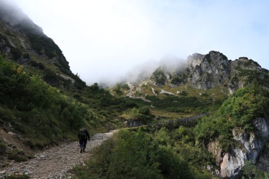 scopri l'emozione dell'escursionismo in montagna, dove la bellezza della natura ti porterà a vivere avventure indimenticabili. unisciti a noi per esplorare sentieri panoramici e paesaggi mozzafiato!