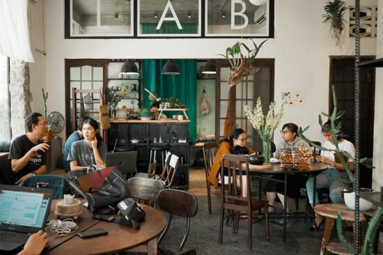 scopri come organizzare e gestire riunioni internazionali di successo. pianificazione, strategie e consigli per un incontro proficuo con partecipanti da tutto il mondo.