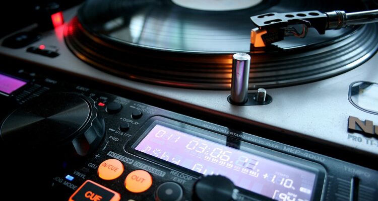 scopri il mondo della musica: esplora generi diversi, artisti emergenti e classici senza tempo. unisciti a noi in questo viaggio emozionante attraverso melodie, ritmi e emozioni indimenticabili.